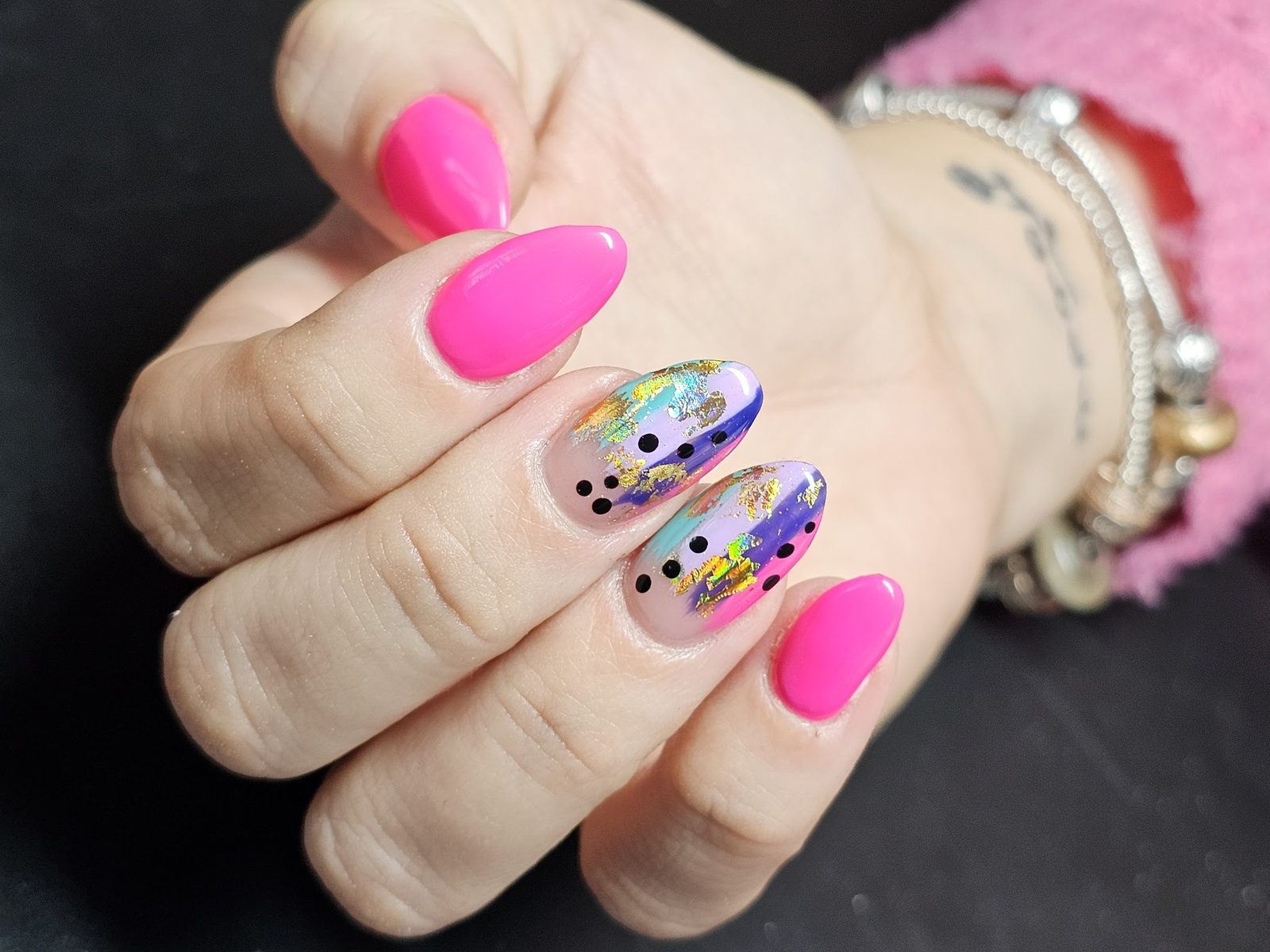 Knalroze nagels met kleurrijke nail art en stippen