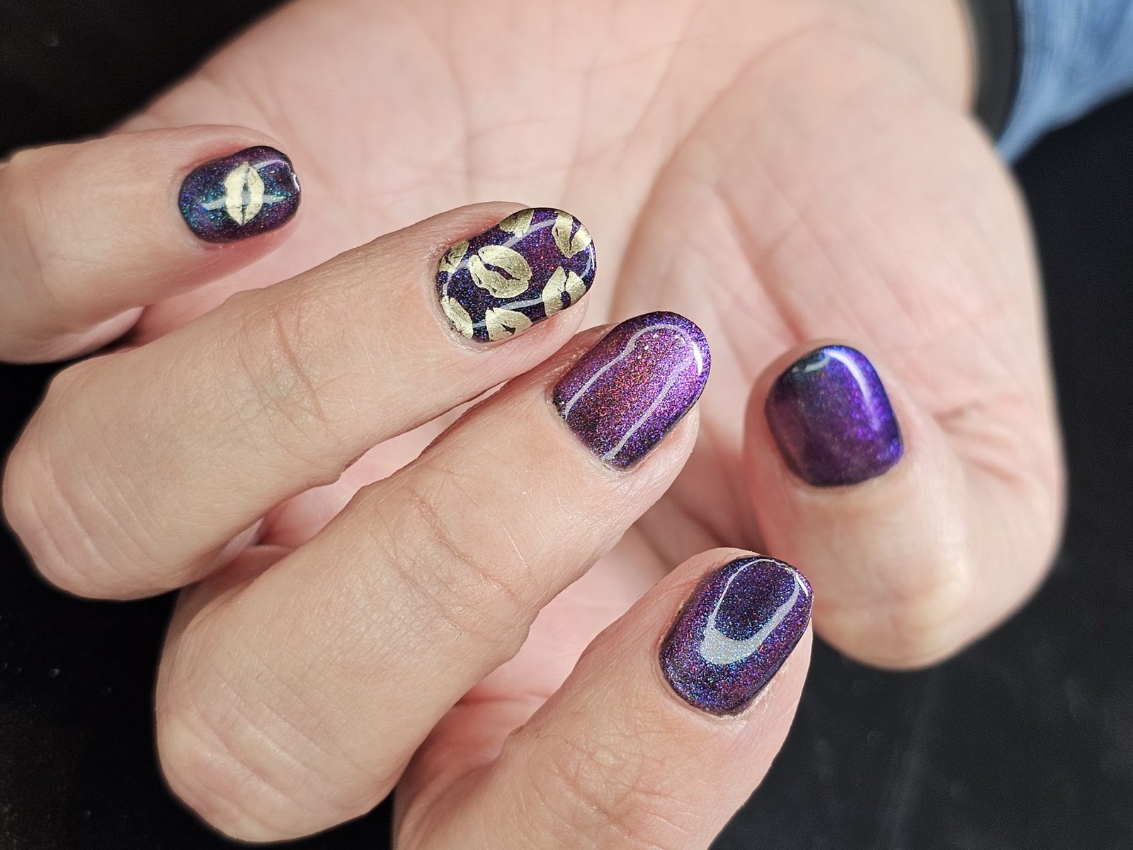 Paarse nagels met een nagel met schelpmotief