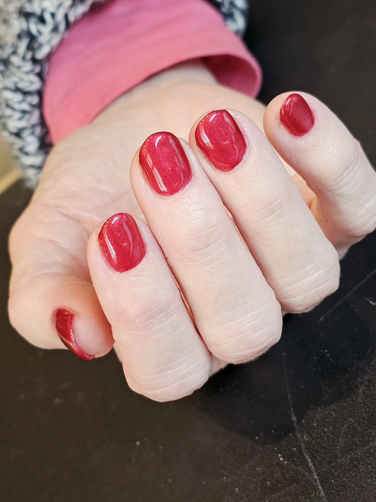 Korte, glanzend rode nagels