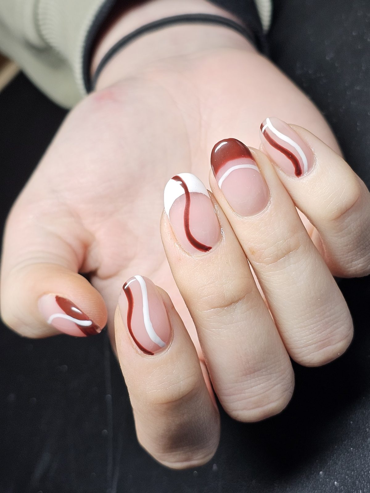 Nude nagels met bruine en witte golven