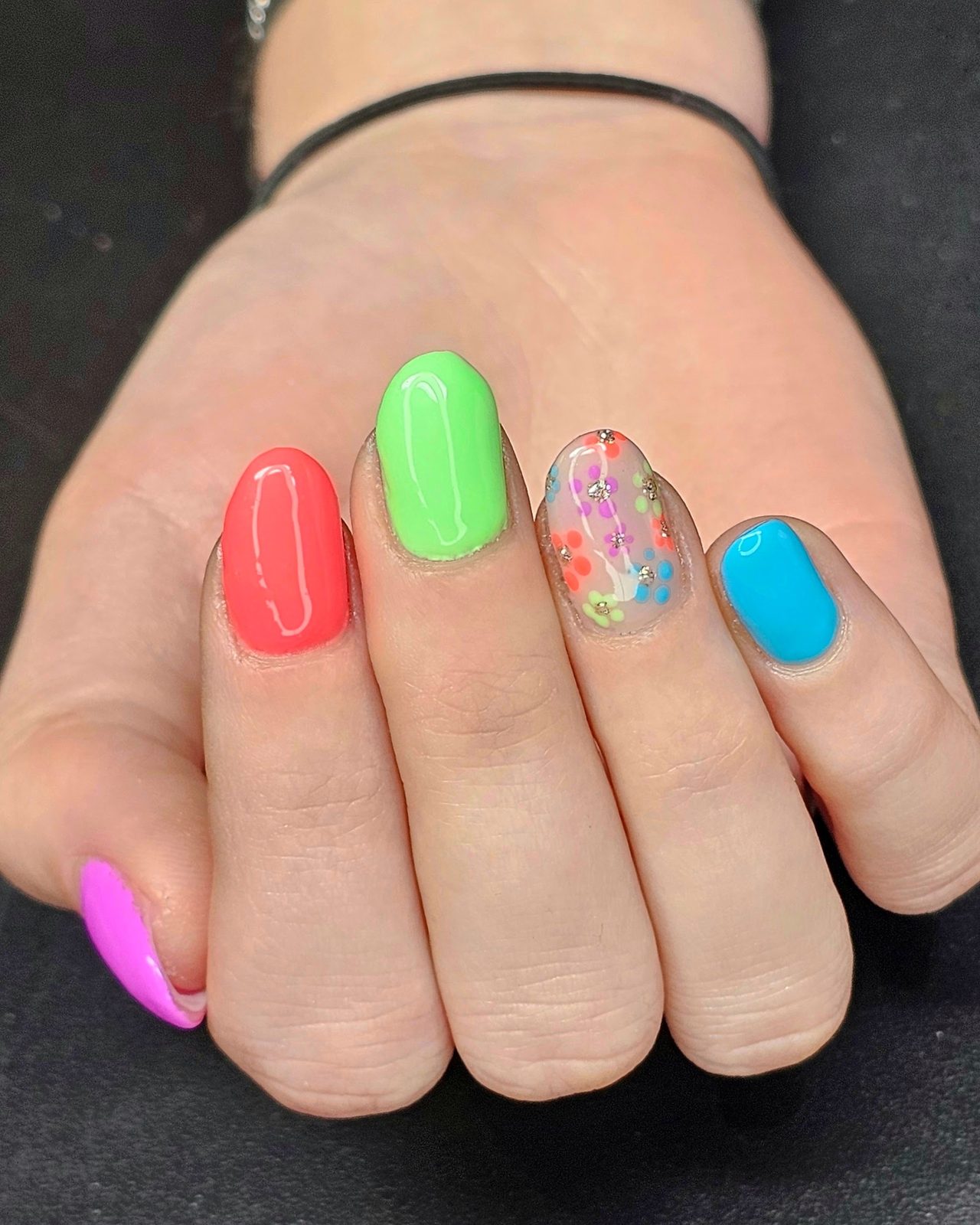 Nagels in koraal, groen en blauw met één nagel nail art